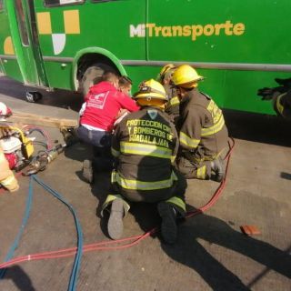 Motociclista queda prensado bajo unidad del transporte público en Guadalajara