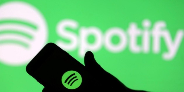 Spotify se cae; culpan a Miley Cyrus y Bad Bunny