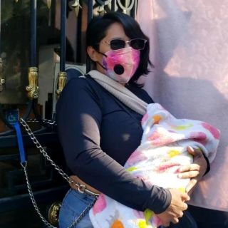 Mujer se encadena con su bebé en brazos en la Segob