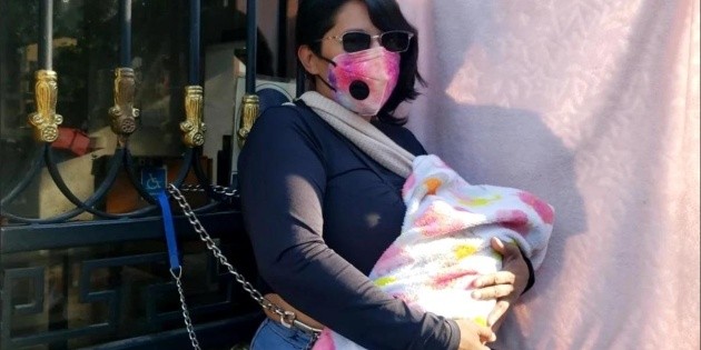 Mujer se encadena con su beb&eacute; en brazos en la Segob