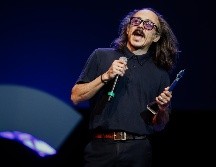 El director Gerardo Naranjo recibe el galardón a “Mejor película mexicana” en el Premio Mezcal por “Kokoloko”. EL INFORMADOR/G. Gallo