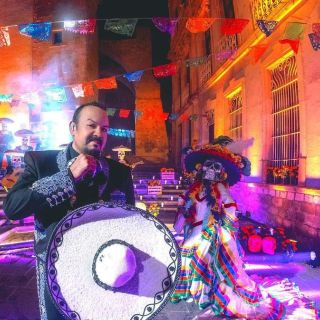 Pepe Aguilar y sus hijos rinden homenaje a Flor Silvestre