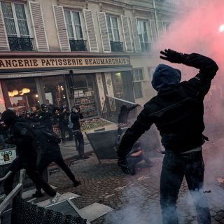 Francia: Chocan policías y manifestantes en protesta contra ley de seguridad