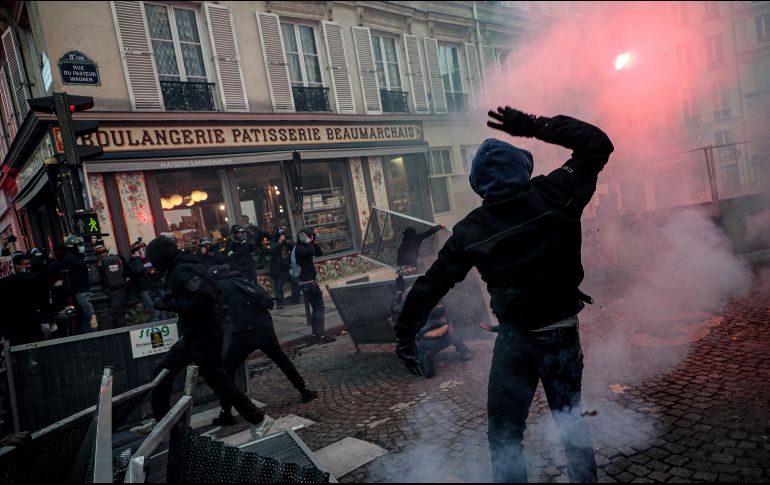 En París, donde al menos 46 mil personas se volcaron a las calles, estallaron violentos enfrentamientos al caer la noche. EFE / C. Petit Tesson