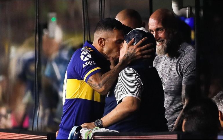 Carlos Tévez siempre demostró su cercanía y amor a Diego Armando Maradona. EFE / ARCHIVO