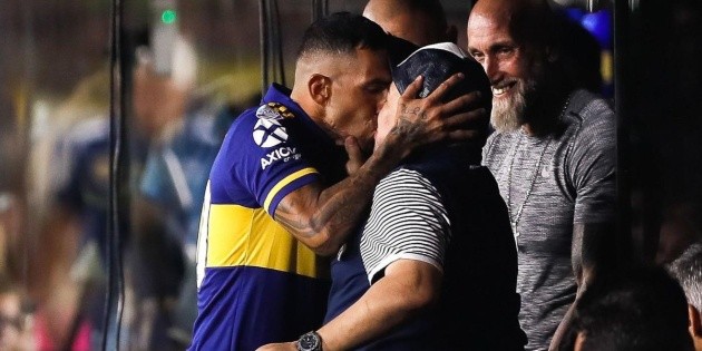 Carlos T&eacute;vez, destrozado por la muerte de Diego Maradona