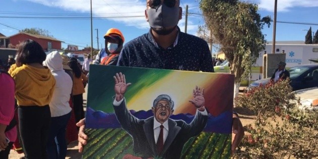 Con un retrato, jornaleros agradecen apoyos a AMLO