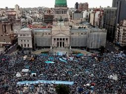 Los manifestantes se reunieron afuera del Congreso en Buenos Aires. AFP/I. Pisarenko