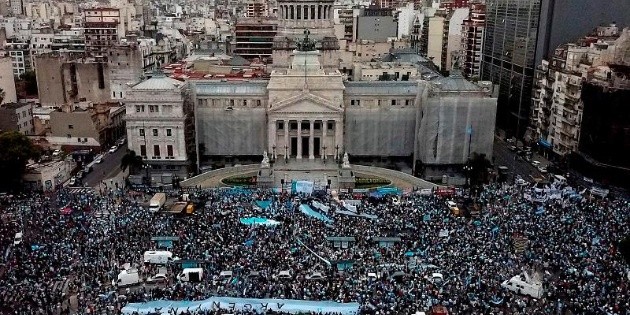 Cientos se manifiestan contra la legalizaci&oacute;n del aborto en Argentina