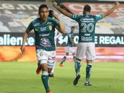 Ángel Mena (i) festeja después de anotar ante Puebla al minuto 28. EFE/L. Ramírez