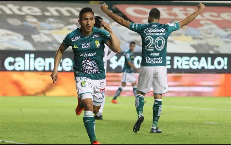 Ángel Mena (i) festeja después de anotar ante Puebla al minuto 28. EFE/L. Ramírez