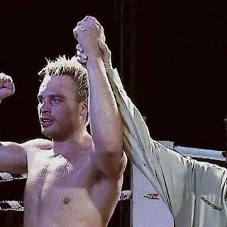 Julio César Chávez Junior vuelve a levantar el puño