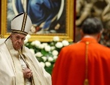 La mayoría de los Cardenales se quitaron la mascarilla cuando se acercaron a un Francisco sin cubrebocas para recibir sus sombreros rojos (capelos cardenalicios). EFE