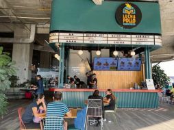 Lucha Pollo es un restaurante de comida rápida donde sirven hamburguesas de pollo empanizado, tiras de pollo empanizado, ensalada de col, puré de papa y papas fritas, no más. CORTESÍA