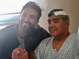 Maradona (der) junto a su médico de cabecera, Leopoldo Luque (izq). AFP / ARCHIVO