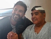 Maradona (der) junto a su médico de cabecera, Leopoldo Luque (izq). AFP / ARCHIVO