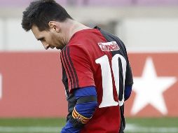 Messi bajó la cabeza durante el minuto de silencio que se guardó previo al saque inicial en un vacío estadio Camp Nou. EFE / A. Dalmau