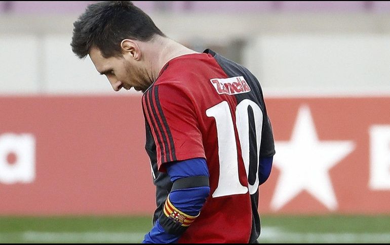 Messi bajó la cabeza durante el minuto de silencio que se guardó previo al saque inicial en un vacío estadio Camp Nou. EFE / A. Dalmau