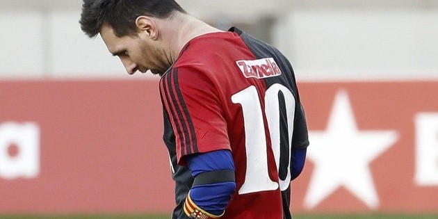 Messi recuerda a Maradona con gol y dedicatoria