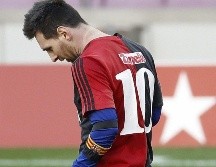 Messi bajó la cabeza durante el minuto de silencio que se guardó previo al saque inicial en un vacío estadio Camp Nou. EFE / A. Dalmau