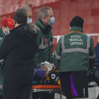 Raúl Jiménez está "despierto y consciente"