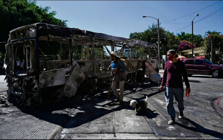 Daños. Las autoridades acusan a los detenidos como responsables de la quema del autobús. AFP