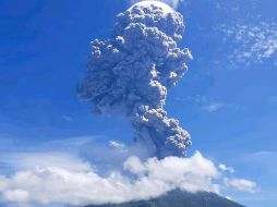 El volcán proyectó una columna de humo y cenizas a más de cuatro kilómetros de altura en Lembata, Indonesia. EFE/EPA/BNPB