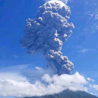 Erupción de volcán en Indonesia provoca evacuación de miles