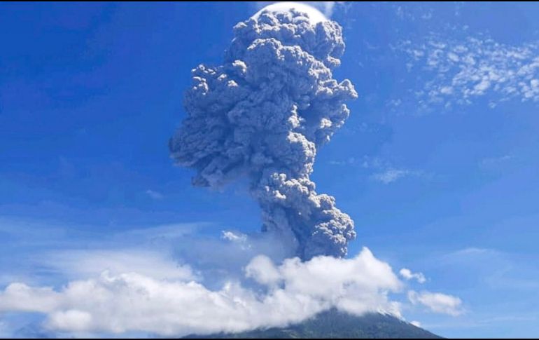 El volcán proyectó una columna de humo y cenizas a más de cuatro kilómetros de altura en Lembata, Indonesia. EFE/EPA/BNPB