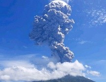 El volcán proyectó una columna de humo y cenizas a más de cuatro kilómetros de altura en Lembata, Indonesia. EFE/EPA/BNPB