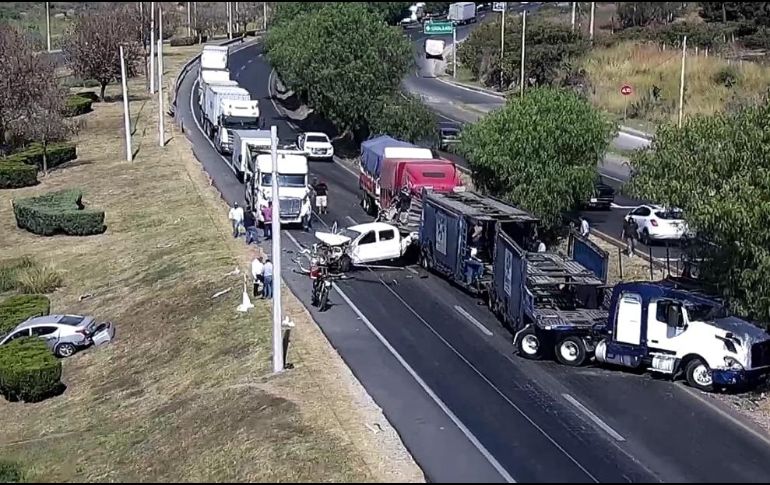 El accidente sucedió hacia el mediodía de este lunes sobre la Carretera a Morelia, a la altura del fraccionamiento Monteverde. ESPECIAL / Bomberos de Tlajomulco