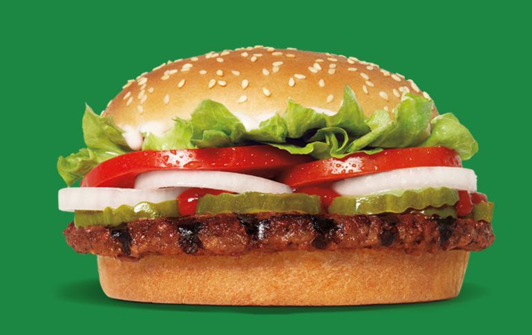 BUrger King promete que la nueva hamburguesa vegetal conserva el sabor y la textura de la versión clásica. ESPECIAL