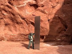 Un trabajador del estado de Utah se ve junto al monolito el pasado 18 de noviembre. AP/Departamento de Seguridad Pública de Utah/ARCHIVO