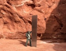 Un trabajador del estado de Utah se ve junto al monolito el pasado 18 de noviembre. AP/Departamento de Seguridad Pública de Utah/ARCHIVO