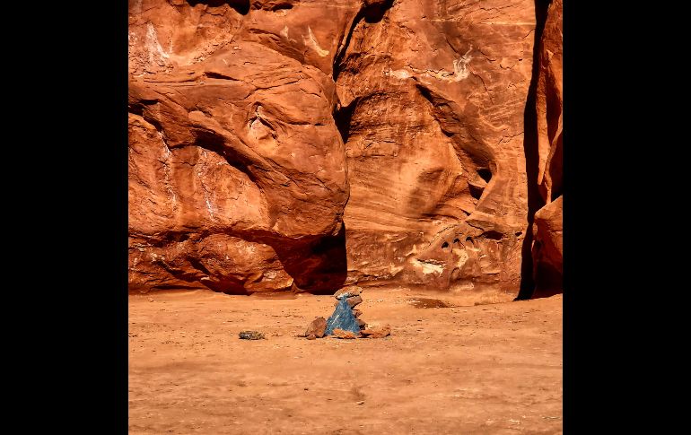 Piedras marcan el sitio donde estaba el monolito de metal en un área remota del desierto en Utah, en una imagen tomada el 28 de noviembre. AP/Canyon State Overland/K. Dockham