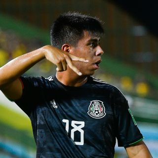 En EU buscan “robarse” a Efraín Álvarez, jugador mexicoamericano
