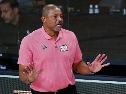 ATENTO. Doc Rivers, entrenador de los 76ers, dice que toda la Liga está en alerta en medio de la pandemia. AP • M. Terrill