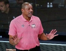 ATENTO. Doc Rivers, entrenador de los 76ers, dice que toda la Liga está en alerta en medio de la pandemia. AP • M. Terrill