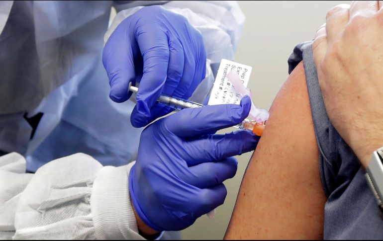 Los trabajadores de la salud que atienden pacientes con COVID-19 serán los primeros en recibir la vacuna. AP/T. Warren