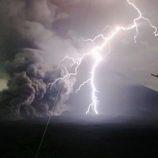 Indonesia: Cientos de aldeanos huyen de la erupción de un volcán