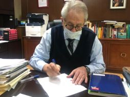La Secretaría de Salud divulgó imágenes de Jorge Alcocer Varela firmando el contrato. TWITTER/@SSalud_mx