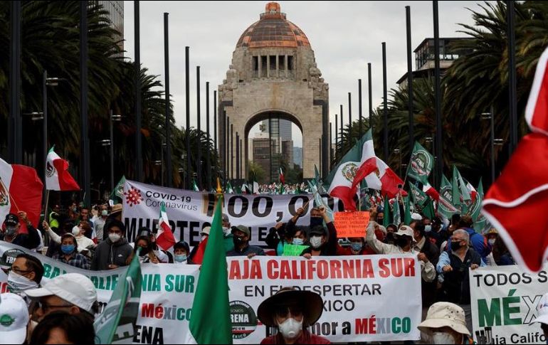 Simpatizantes del Frente Nacional Anti AMLO (Frena), marchan en la Ciudad de México para exigir la renuncia del Presidente. EFE/J. Méndez