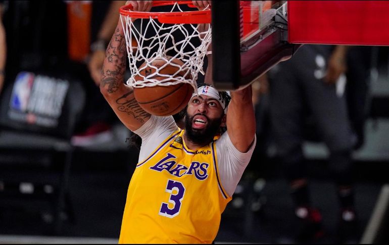 El acuerdo de renovación de Davis, de 27 años, se produce un día después de que LeBron James ampliara su vinculación con los Lakers por dos años más. AP / ARCHIVO