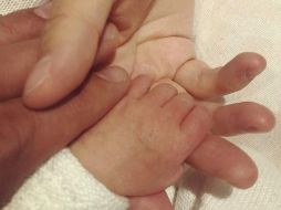 Dulce María publicó una foto en donde se ve la mano de su bebita. INSTAGRAM/dulcemaria