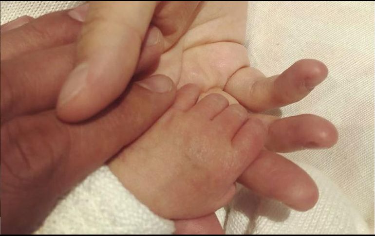 Dulce María publicó una foto en donde se ve la mano de su bebita. INSTAGRAM/dulcemaria