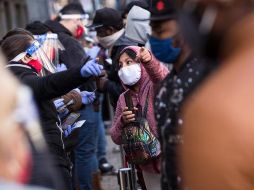 Ciudadanos hacen fila frente a una de las oficinas de las Administraciones de Fondos de Pensiones en Santiago, Chile. EFE/ARCHIVO