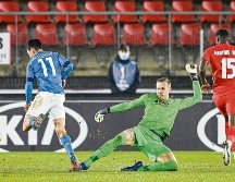 El mexicano Hirving Lozano (#11) ingresó para el segundo tiempo, aunque su equipo peleará por su boleto hasta el último encuentro. AFP