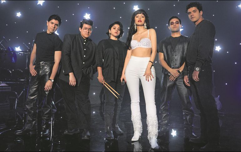 Christian Serratos (de blanco) es la protagonista de “Selena: la serie”. ESPECIAL