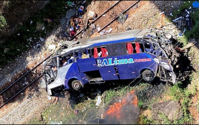 Fotografía cedida por el equipo de Bomberos de Minas Gerais que muestra al autobús accidentado. EFE/Bomberos de Minas Gerais