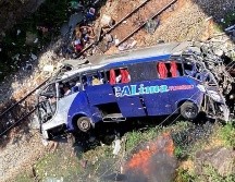 Fotografía cedida por el equipo de Bomberos de Minas Gerais que muestra al autobús accidentado. EFE/Bomberos de Minas Gerais